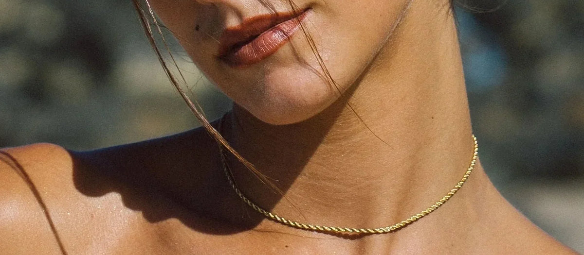 Woman wearing classic gold twisted rope chain necklace - Fine gold jewellery Canada Obsessions